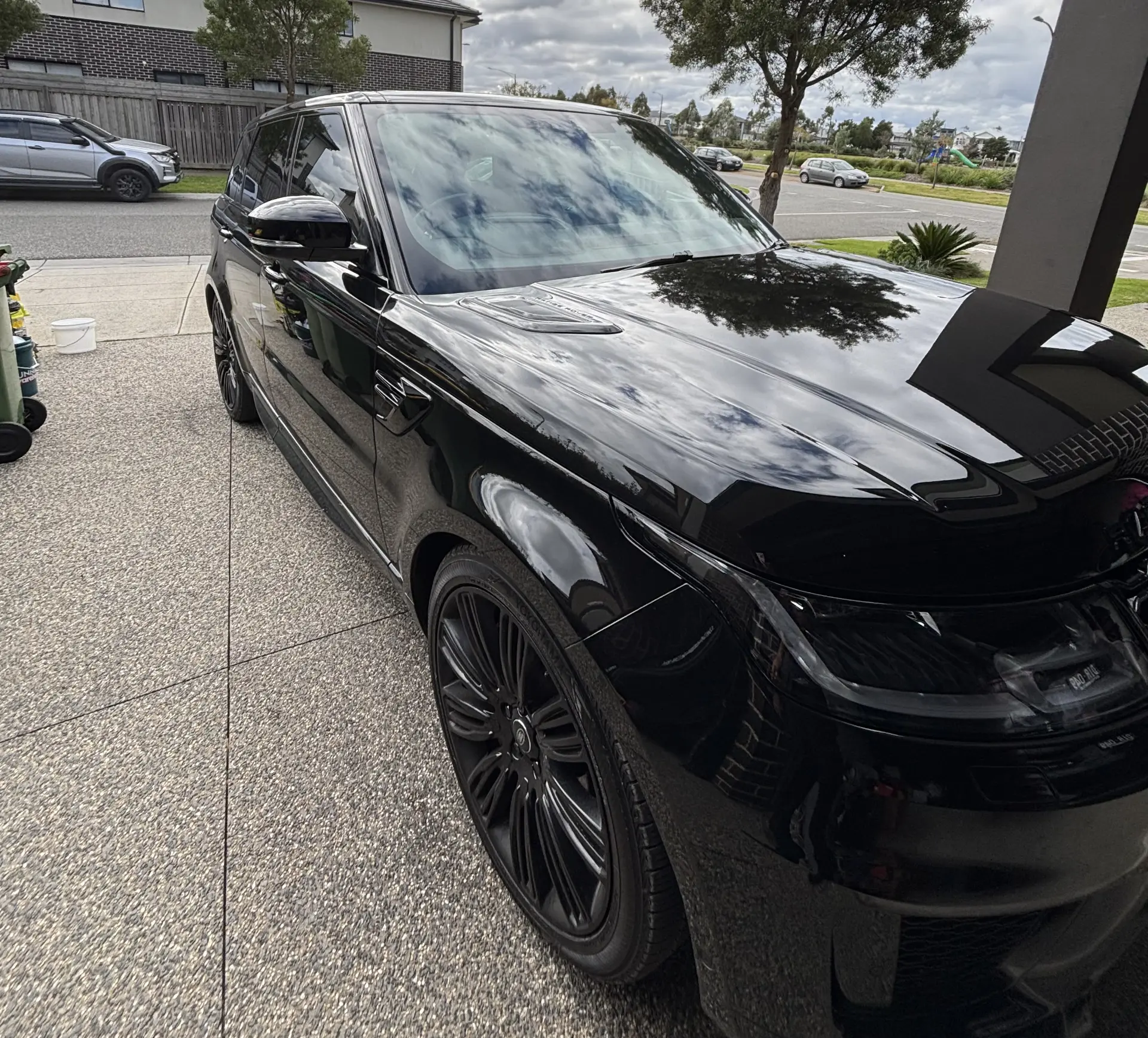 Gloss black Range Rover Sport with mirror-like reflections after a premium exterior detail